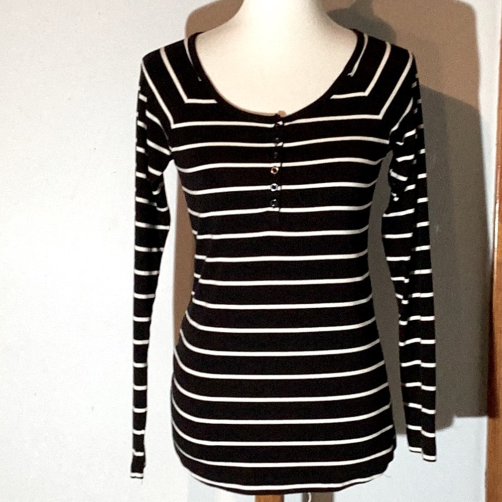 Cynthia Rowley polo tee shirt,scoop neck, long sleeves,has stretch,long length,M
